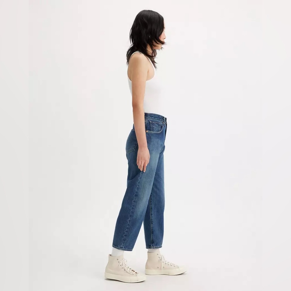 Levi's High-Rise Cropped Ankle Jeans in Medium Blue - Picture 2 of 12